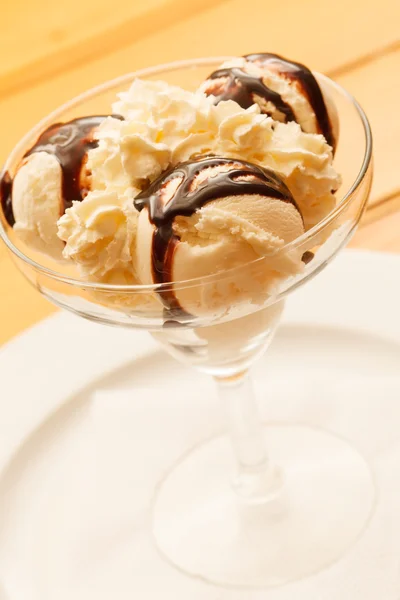 Eis mit Schokoladensirup — Stockfoto