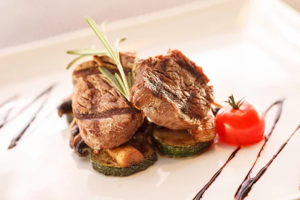 Steak with vegetables — Stock Photo, Image