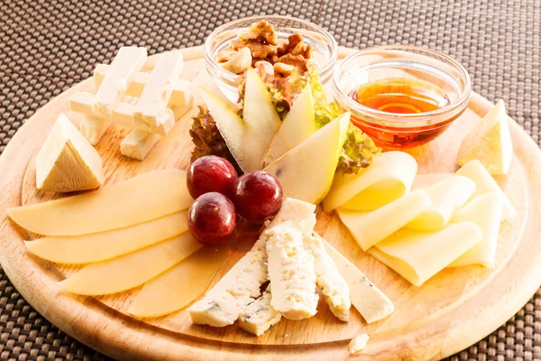 Сырная тарелка с виноградом — стоковое фото