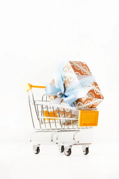Julklappar i shopping vagn — Stockfoto