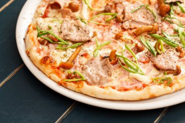 sığır eti ve mantarlı pizza