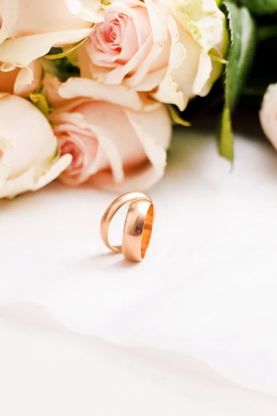 Roses and rings — Stock Photo, Image