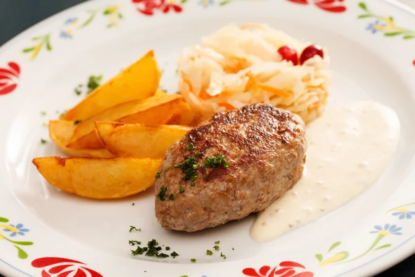 Schnitzel mit Kartoffeln — Stockfoto