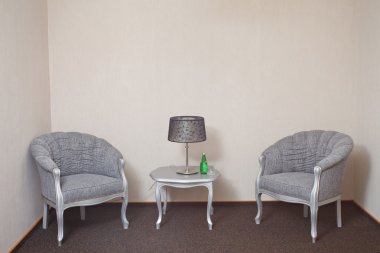 Modern konforlu otel odasının içi