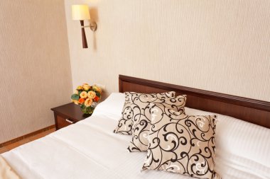 Modern konforlu otel odasının içi