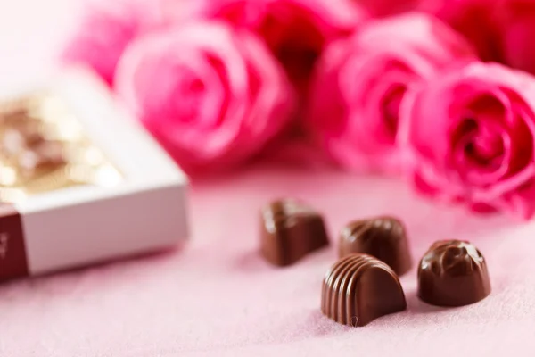 Chocolate sweets and roses — Stock Photo, Image