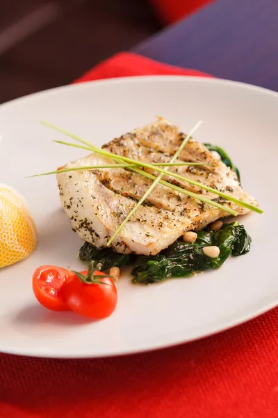 White fish with spinach — Stock Photo, Image