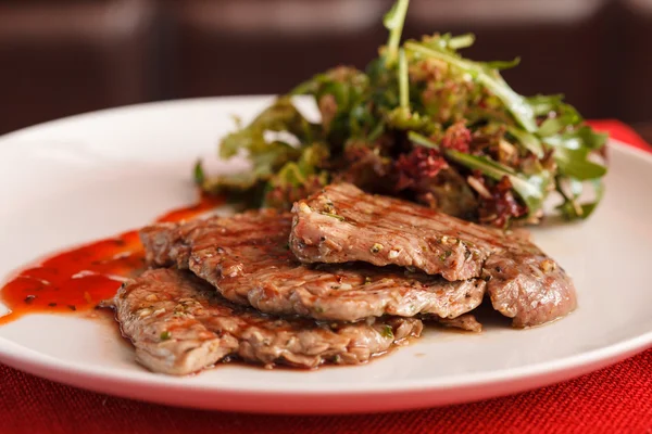 Steak with salad — Stock Photo, Image