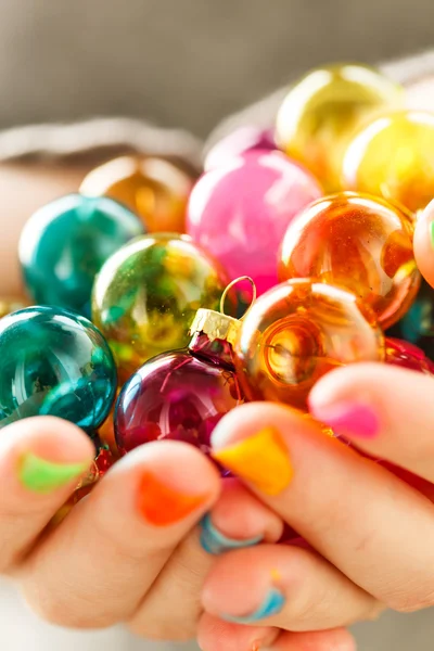 Kerstballen in de handen — Stockfoto