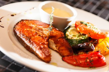 sebzeli somon bifteği