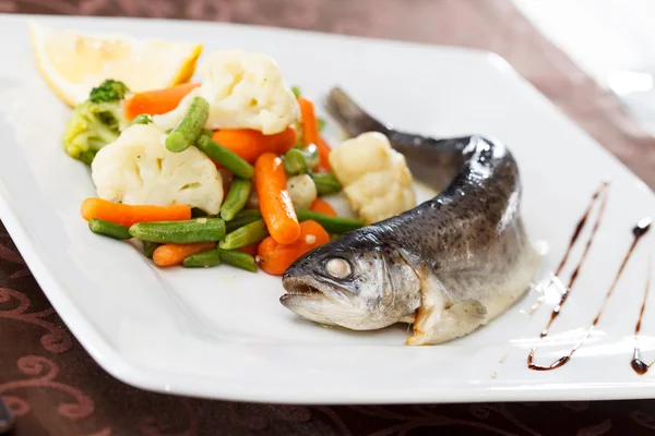 Trout served with mixed vegetables — Stock Photo, Image