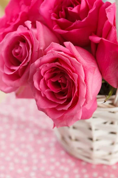 Rosas rosa na cesta — Fotografia de Stock