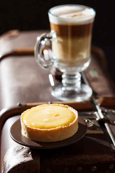 Lemon tart with coffee — Stock Photo, Image