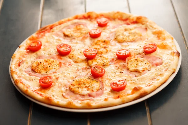 Pizza au poulet — Photo