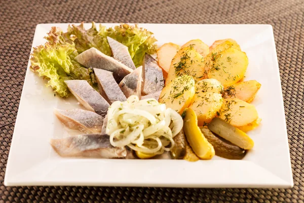 Ringa balığı dilim haşlanmış patates ile — Stok fotoğraf