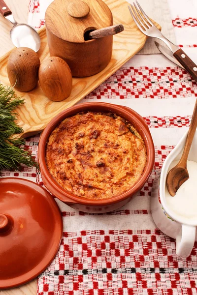 Roasted potatoes with sauce in the pot — Stock fotografie