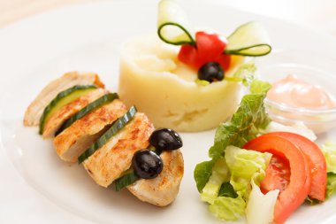 tavuk kids menü için patates püresi ile