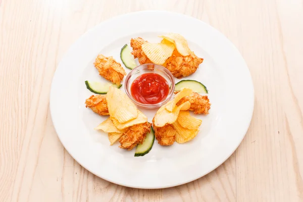 Croqueta de pollo con patatas fritas y salsa —  Fotos de Stock