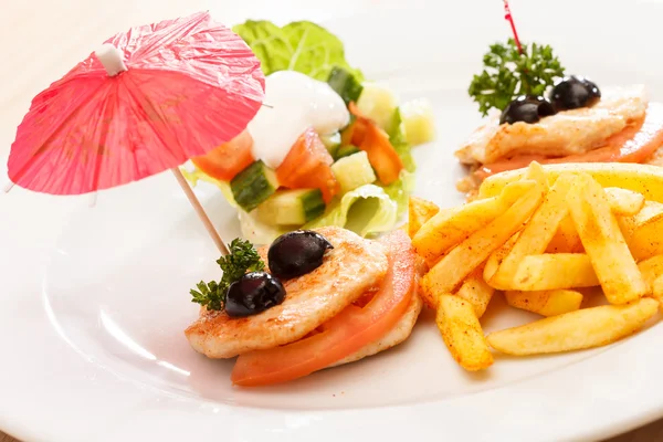 Pollo con patatine fritte per menu bambini — Foto Stock