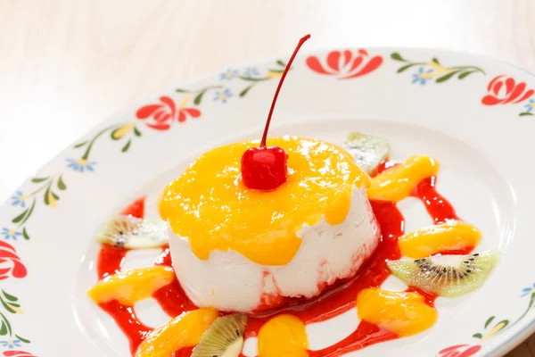 Panna cotta dessert for kids — Stockfoto