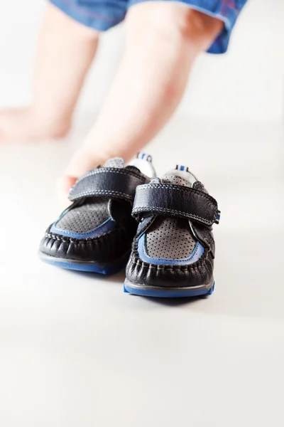 Первая детская обувь — стоковое фото