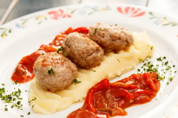 Meatballs with mashed potatoes — Stock Photo, Image