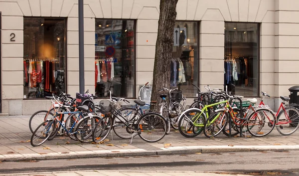 Fietsen geparkeerd in stockholm — Stockfoto