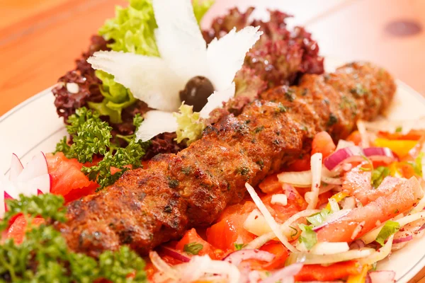 Kebab with vegetables — Stock Photo, Image