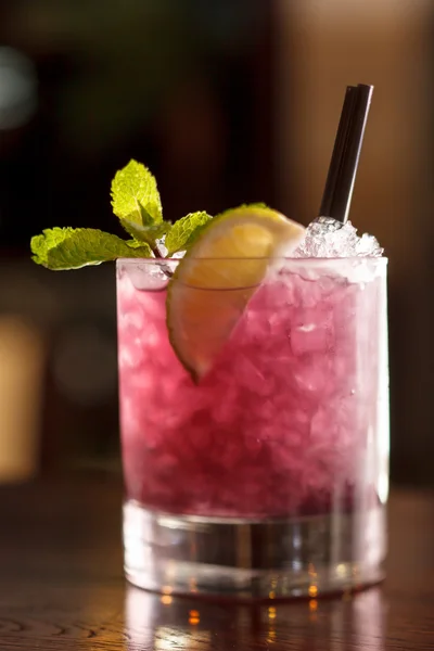 Cocktail met bramen en stro — Stockfoto