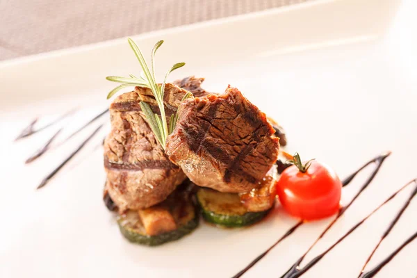 Steak mit Gemüse — Stockfoto