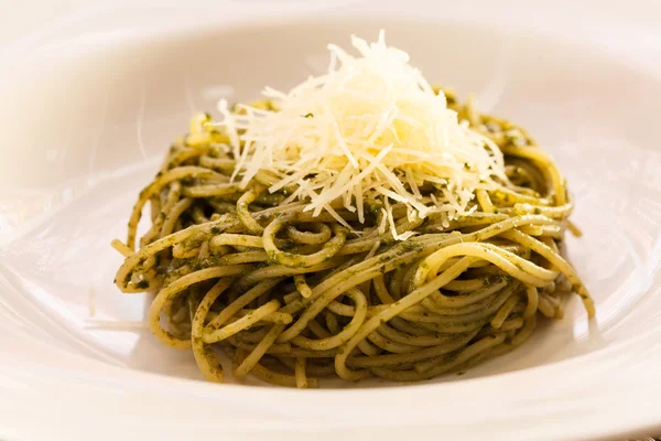 Spaghetti mit Pesto gemischt — Stockfoto