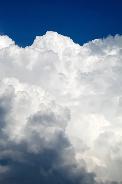 Ciel dramatique avec des nuages orageux — Photo