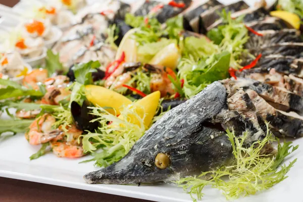 Uppstoppade fiskar med sallad — Stockfoto