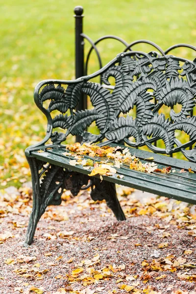 Bänkar i höst park — Stockfoto