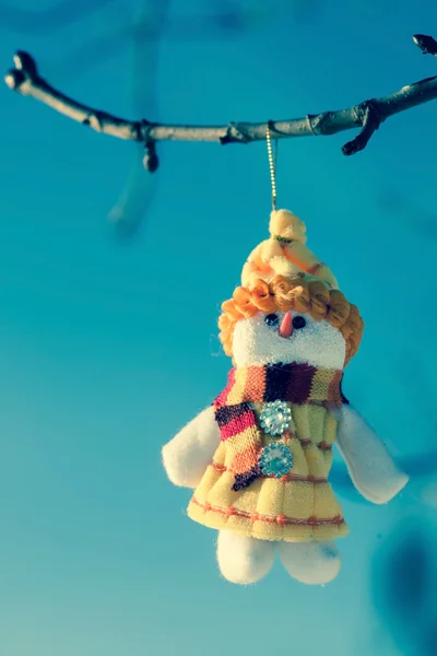Hračka sněhulák na stromě — Stock fotografie