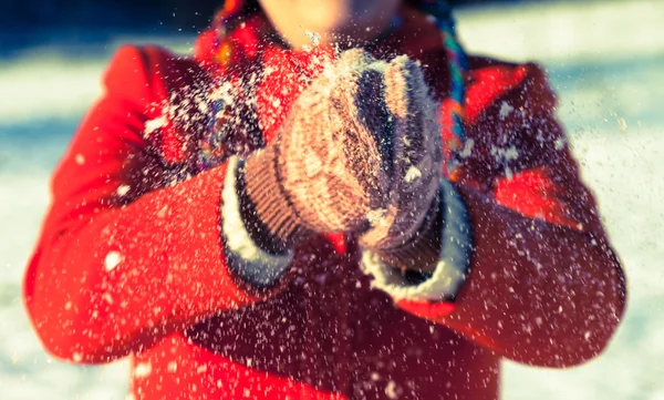 Mulher mão em luvas de neve — Fotografia de Stock