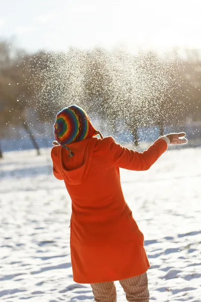 Mulher feliz no parque de inverno — Fotografia de Stock