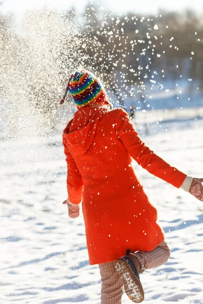 Mujer feliz en el parque de invierno —  Fotos de Stock