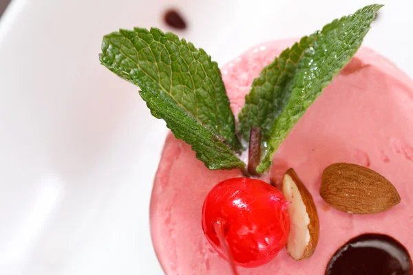 Cherry glass med frukter — Stockfoto