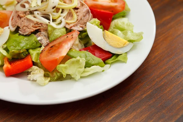 Ensalada con huevo y carne —  Fotos de Stock