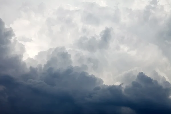 ท้องฟ้าที่เต็มไปด้วยเมฆพายุ — ภาพถ่ายสต็อก