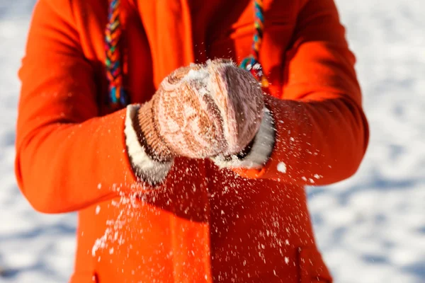 Femeie mână în mănuși de zăpadă — Fotografie, imagine de stoc