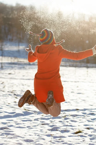 Happy woman in winter park — Stock Photo, Image