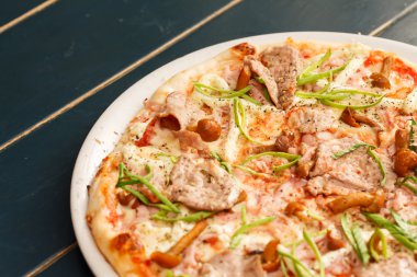 sığır eti ve mantarlı pizza