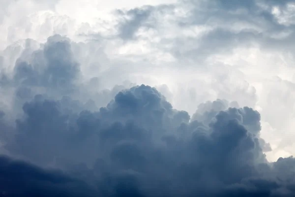 Dramatischer Himmel mit stürmischen Wolken — Stockfoto