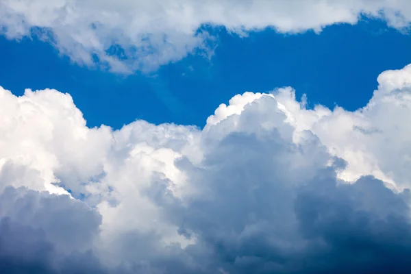 Blå himmel med moln — Stockfoto