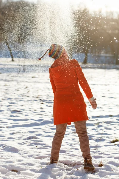 O femeie fericită în parcul de iarnă — Fotografie, imagine de stoc