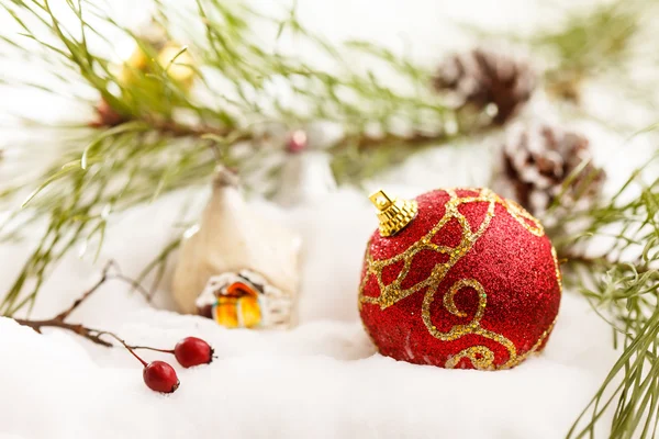 Bolas de Navidad con nieve — Foto de Stock