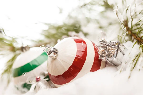 Bolas de Navidad con nieve —  Fotos de Stock