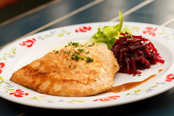 Kycklingfilé med mosad potatis och rödbetor sallad — Stockfoto